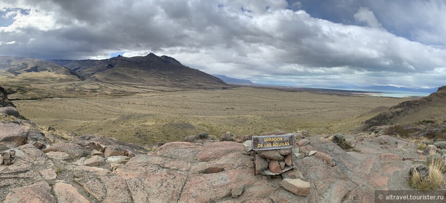 Панорамный вид с Мирадора орлов на патагонскую степь.
