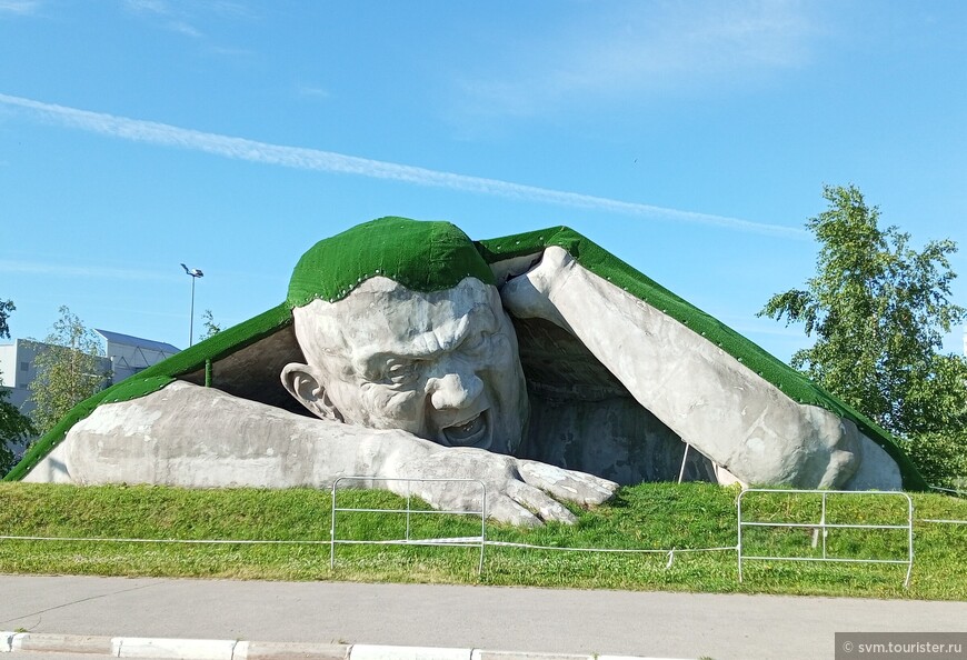 Скульптура была установлена в 2015 году.Это копия скульптуры,возведенной в Будапеште в парке Сечени годом ранее.Нижний Новгород получил Прорыв к Дням венгерской культуры в России.