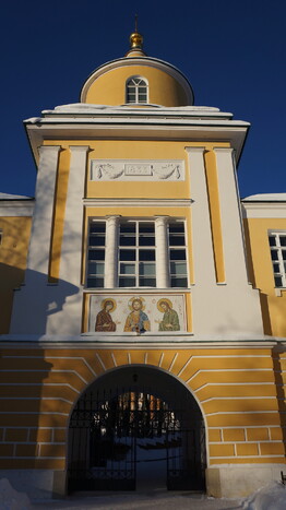 Заходим в южные врата обители, называемыми Водяными, над которыми находится Храм в честь святителя Митрофана Воронежского.