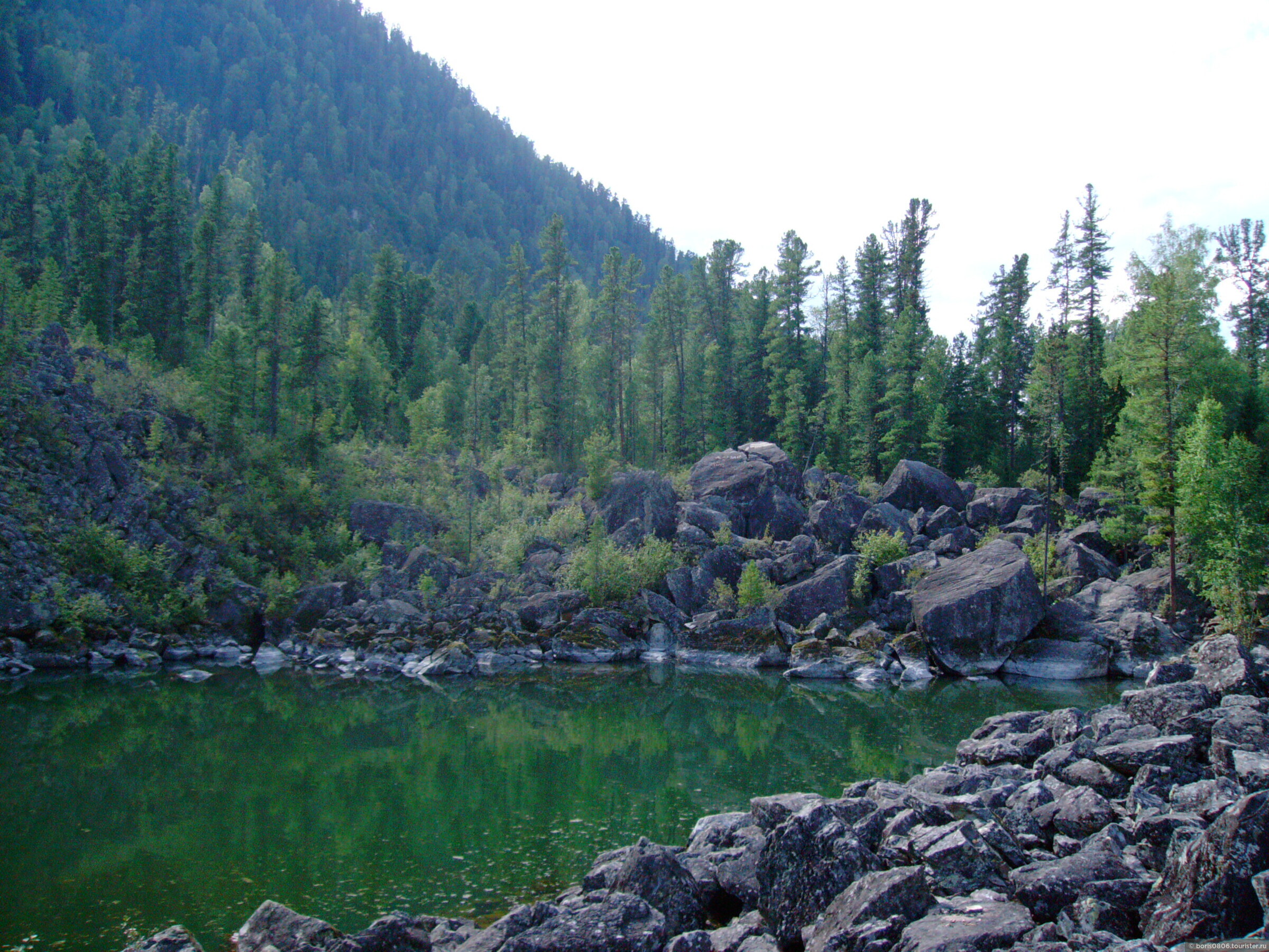 Каменный залив на Телецком озере