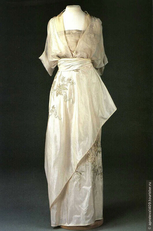 Платье вечернее из плотного белого шёлка и шифона.  Мастерская Н. Ламановой. 1910-е. Фото из Сети.
