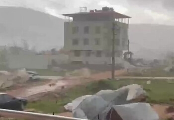 В Турции ураган снёс лагерь пострадавших от землетрясения 
