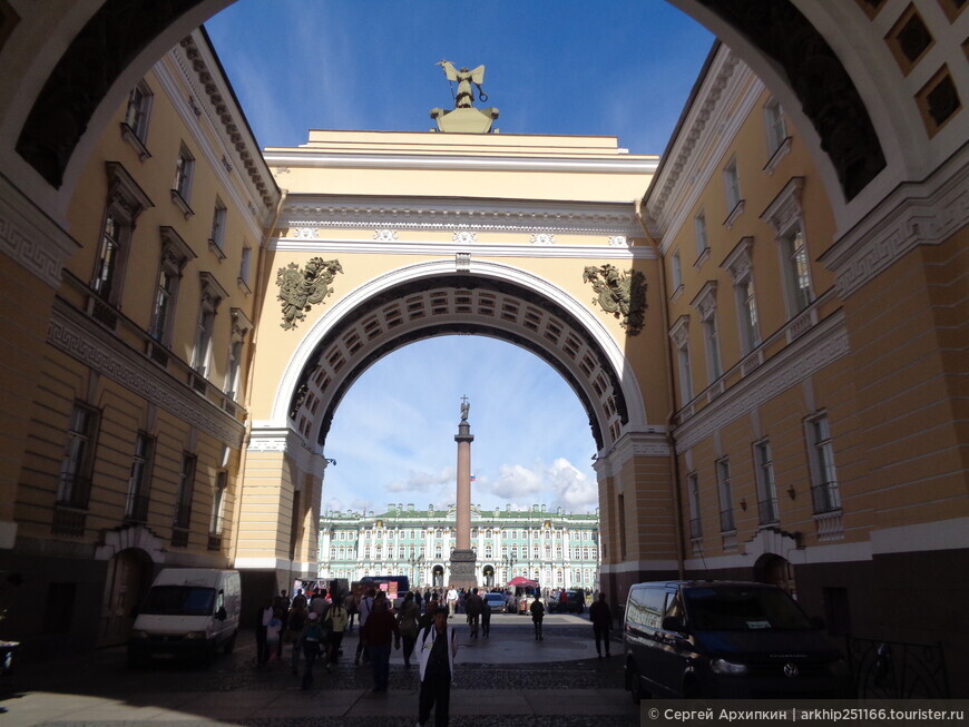 Дворцовая площадь — главная площадь в Санкт-Петербурге 