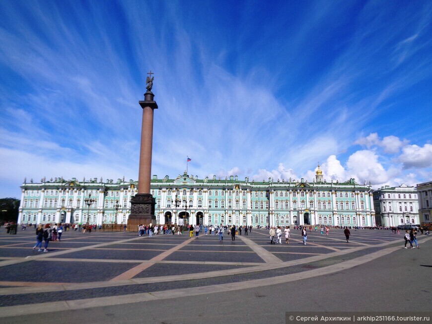 Александровская колонна на Соборной площади — шедевр Огюста Монферрана и символ Санкт-Петербурга