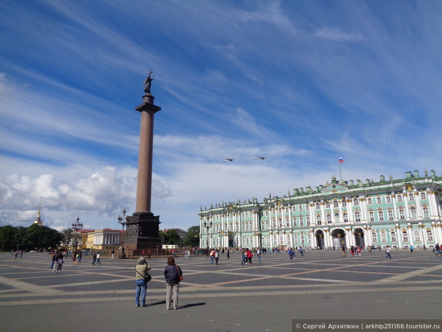Александровская колонна на Соборной площади — шедевр Огюста Монферрана и символ Санкт-Петербурга