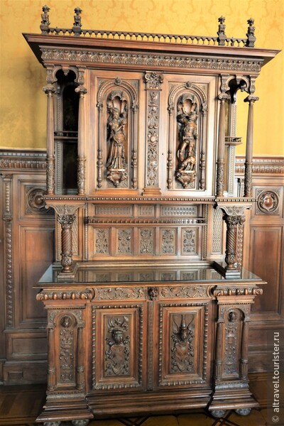 Вся мебель, двери и прочее в Большой столовой вырезаны из итальянского ореха в стиле Ренессанс.
