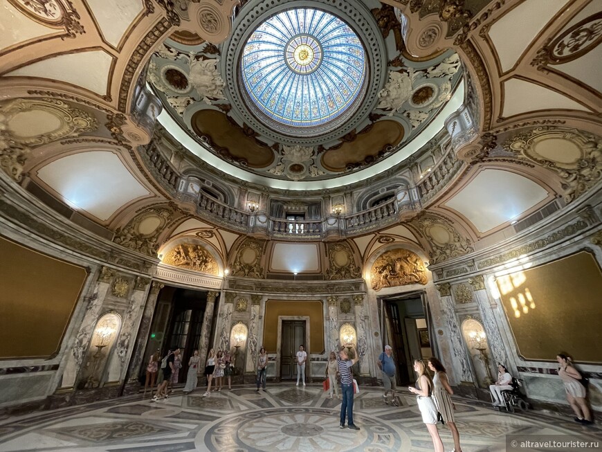 Большой зал Славы. Пол выполнен из итальянского мрамора и украшен мозаиками.

