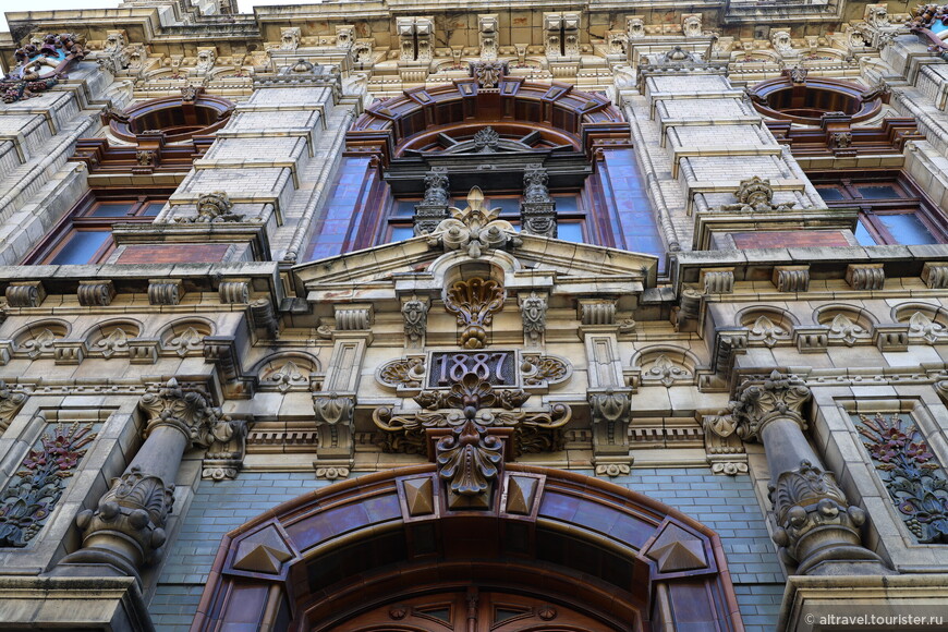 Фасад оформляла бельгийская фирма, а все материалы были импортированы из Англии и Бельгии.