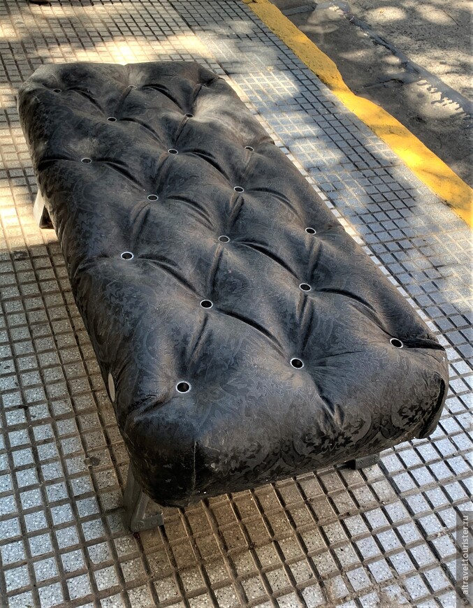 Такую скамеечку с мягкой драпировкой мы увидели прямо напротив Дворца воды. Оказалась обманкой: чистый бетон! Ауч!:):) Потом встречали их и в других местах Буэнос-Айреса.