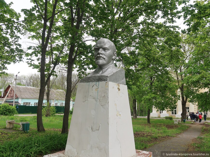 Бюст Ленина в сквере перед главным усадебным домом