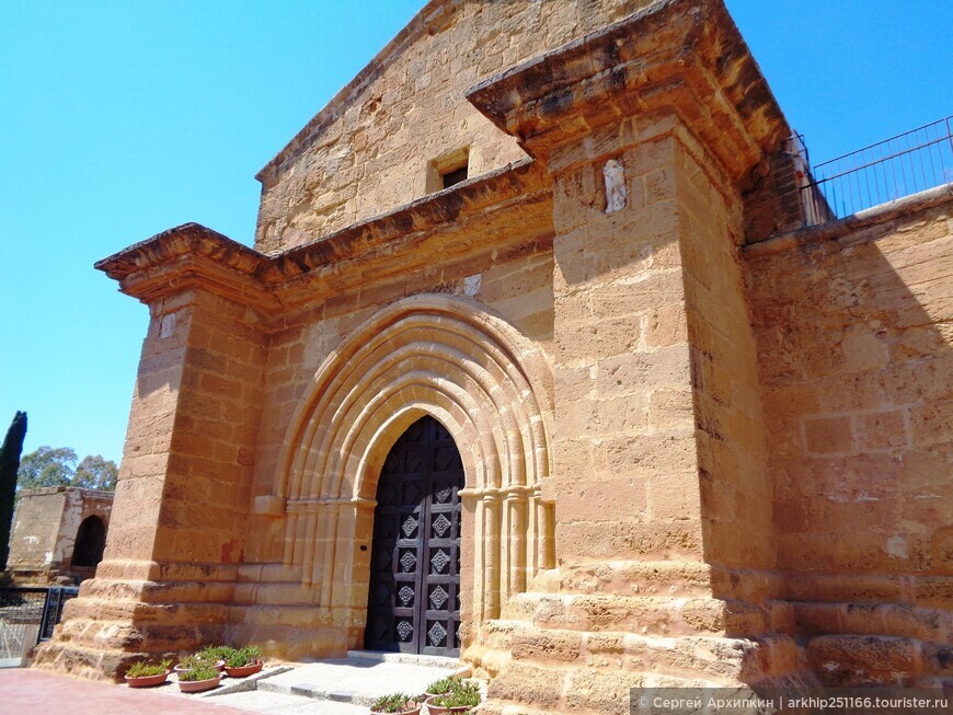 Средневековая церковь Святого Николая  (13 века) у входа в Долину храмов у Агридженто в южной Сицилии