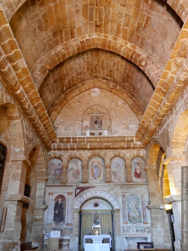 Средневековая церковь Святого Николая  (13 века) у входа в Долину храмов у Агридженто в южной Сицилии