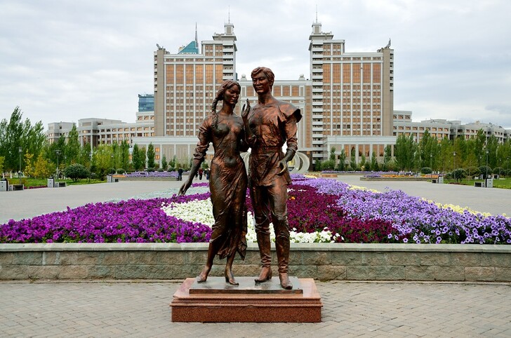 Скульптура «Влюбленные» и здания на Круглой площади