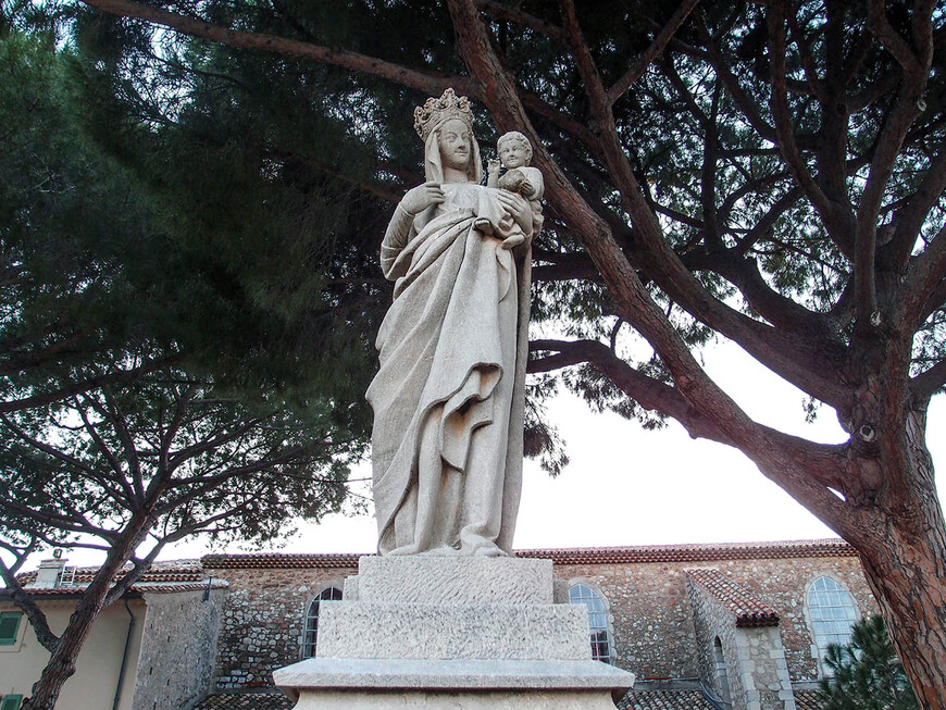 Статуя Богородицы с младенцем на вершине холма Сюке воздвигнута в 1948 году в благодарность Деве Марии за защиту во время войны 1939—1945 гг.