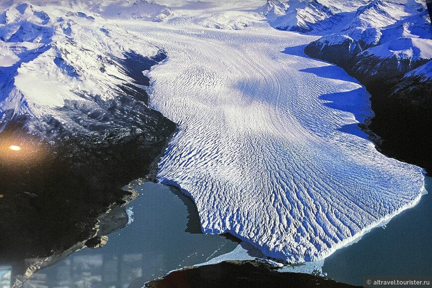 Ледник Перито-Морено рядом с Эль-Калафате. Это один из крупнейших ледников южной части парка Лос-Гласьярес и самый легко доступный в Патагонии. Снимок из эль-калафатского музея «Гласиариум».