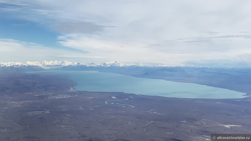 Озеро Вьедма, куда попадает талая вода из одноименного ледника. Вид с самолёта.

