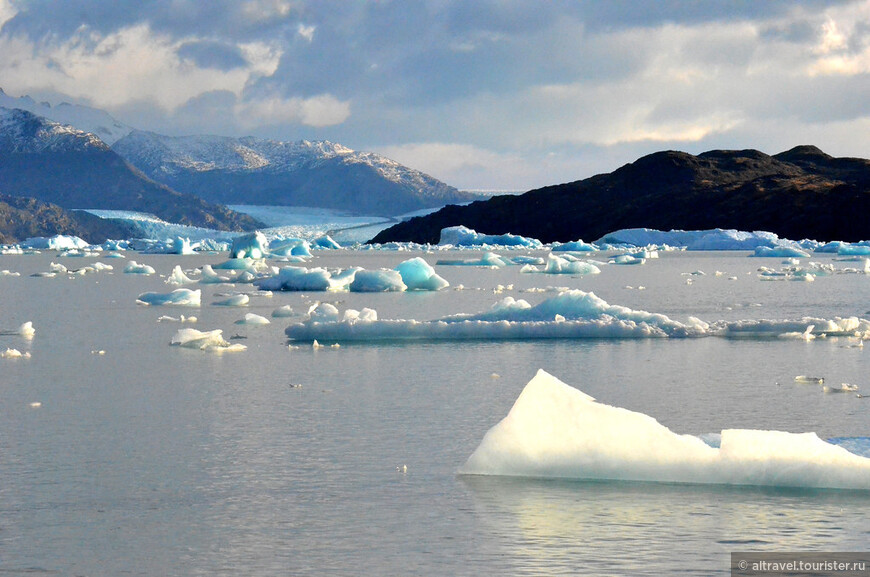 Множество айсбергов перед ледником Упсала. На самом деле мы так близко к нему не подходили, поэтому фото позаимствовано с сайта компании «Patagonia Chic», на чьей лодке мы плавали.