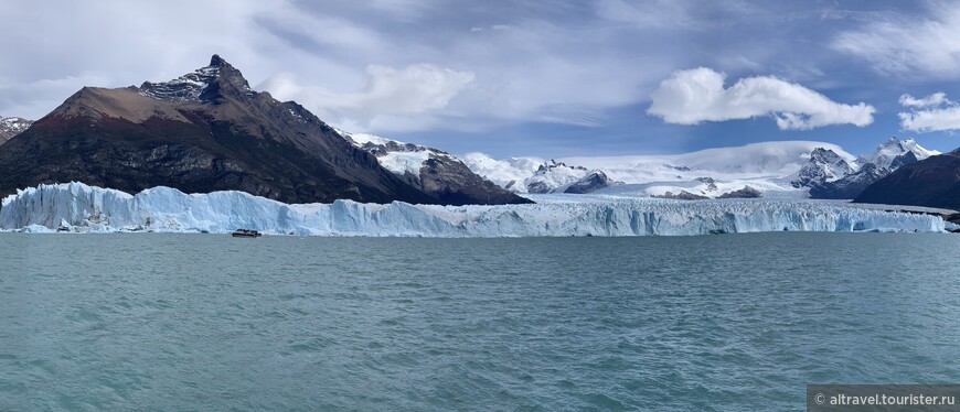 Панорамный вид ледника Перито-Морено с воды.
