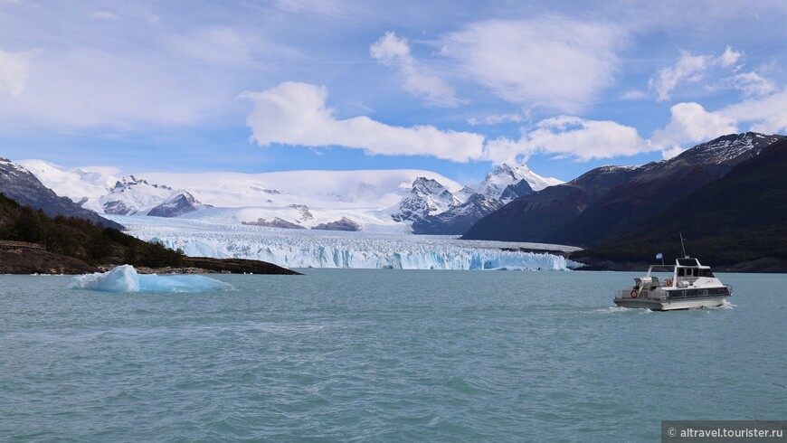 Кораблик с туристами спешит к леднику.