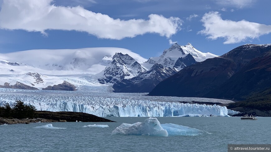 Ледником можно любоваться как с воды (лодка справа)...