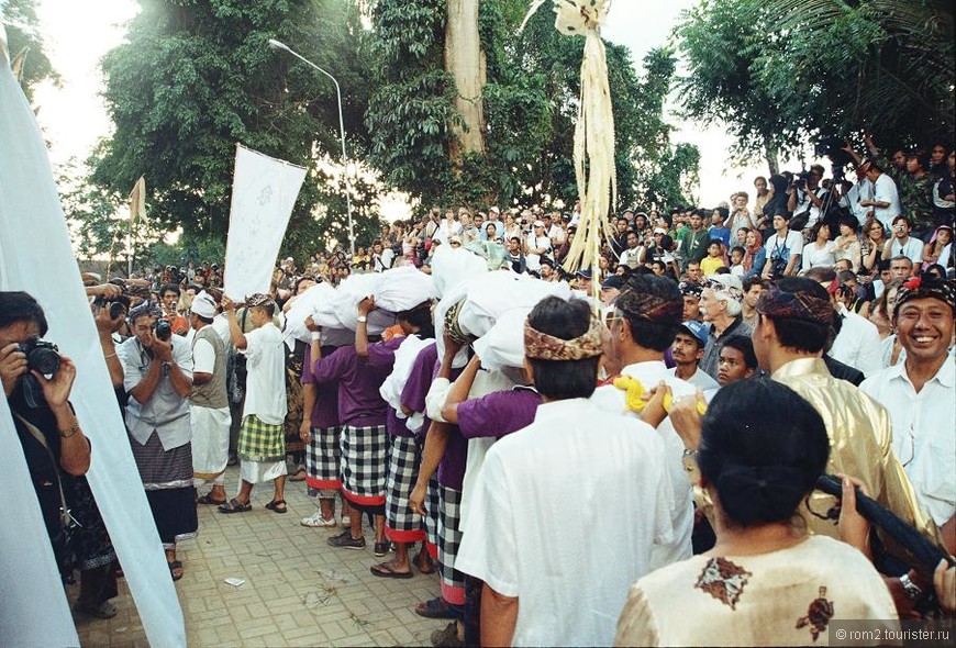 Индонезия. Кремация сына короля Бали и немного Явы и Сингапура.