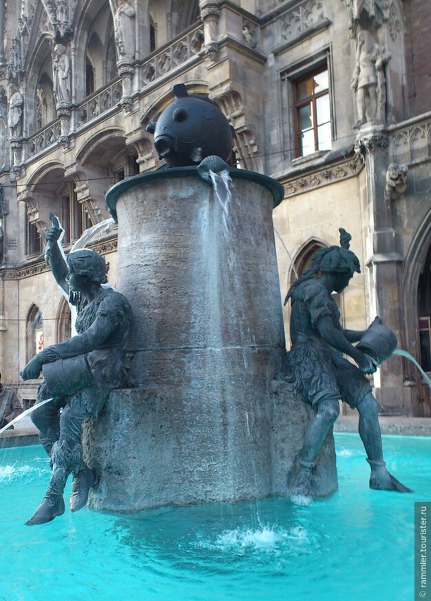 Знаменитый Рыбный фонтан на центральной площади Мюнхена, Marienplatz, где принято полоскать уголок своего бумажника, чтобы весь год водились денежки... )))
