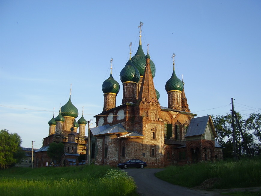 Ансамбль Коровники. Церковь Иоанна Златоуста (на переднем плане) и Владимирская