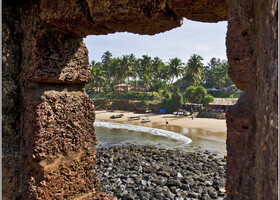 Территорию для возведения форта португальцы выбрали не случайно. Со стен крепости можно было защищать устье одной из крупнейших судоходных рек Гоа — Мандови. 