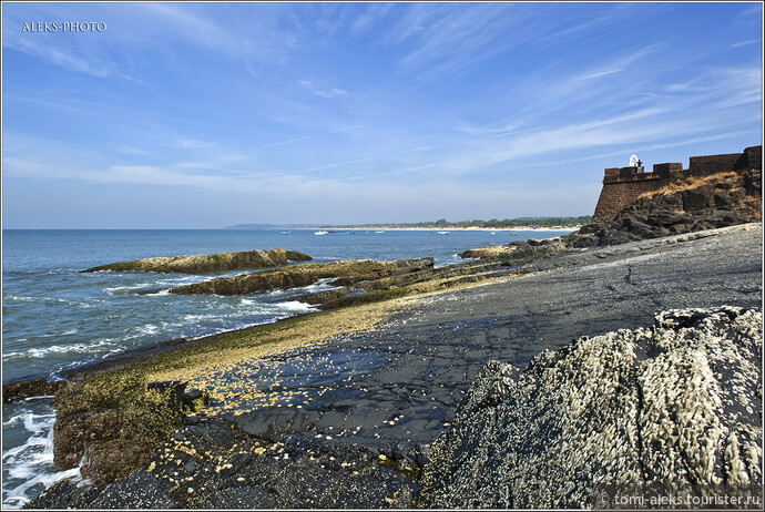 Спустившись со стен форта к морю, мы оказались среди камней и волн. Очень приятное местечко...