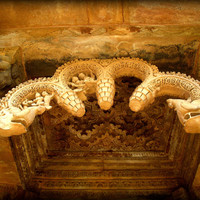 Над входом в храм изгибается, вырезанная из единого куска камня, гирлянда. Кстати, такие гирлянды можно встретить и в современных Индуистских храмах.