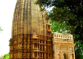 Сразу на севере от Паршваната расположен маленький, но очень красивый храм самого Адинатха.