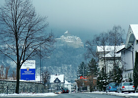 Княжеский замок (уютно расположенный между улицами Штадтле и Олештрассе), который виден из любой точки города.