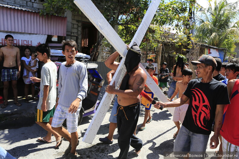 Празднование Страстной пятницы на Филиппинах. Не для слабонервных!!! (18+)