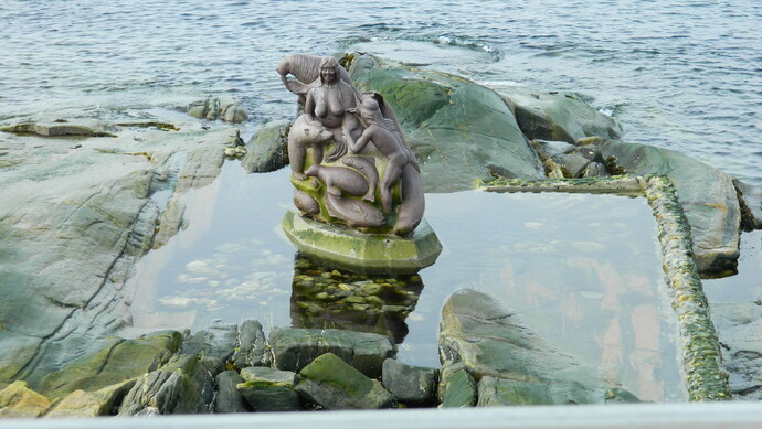 Памятников здесь много ,и просто красивых и не очень скульптур . Это морская царевна прямо у ног Нуука и Северного ледовитого океана