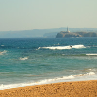 Пляж Сардинеро и вид на маяк на островке Моуро