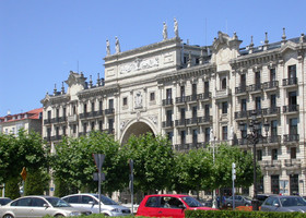 Головной офис банка Сантандер - достопримечательность города