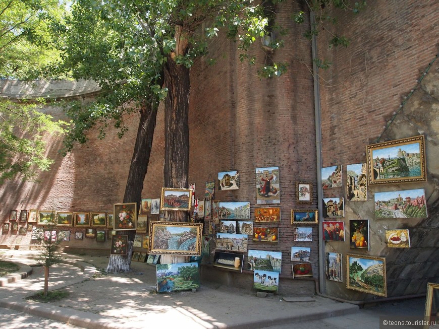 Выставка-распродажа картин под сухим мостом