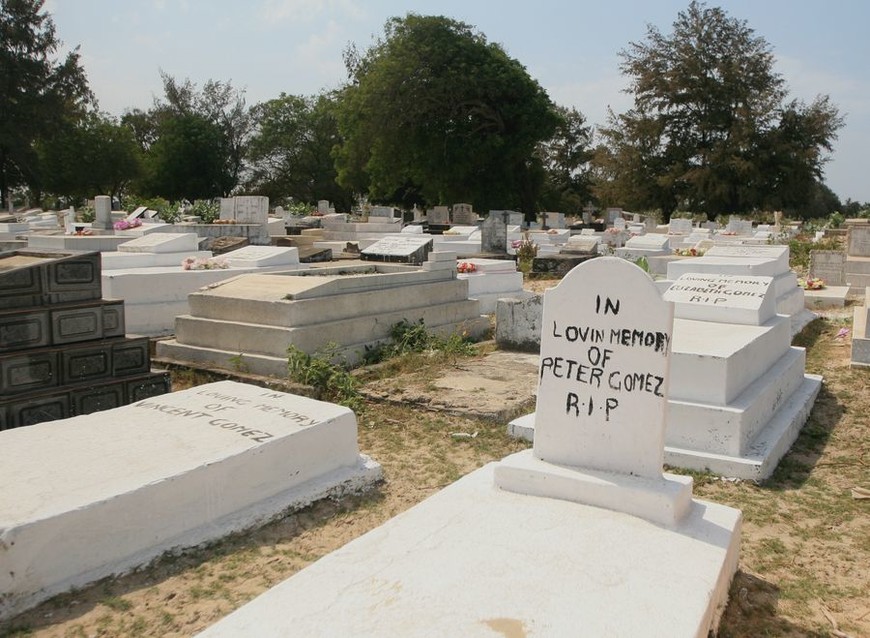 Скучный Банжул и его весьма нетривиальное кладбище