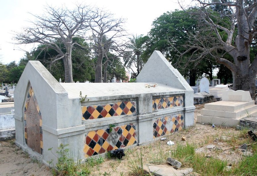 Скучный Банжул и его весьма нетривиальное кладбище