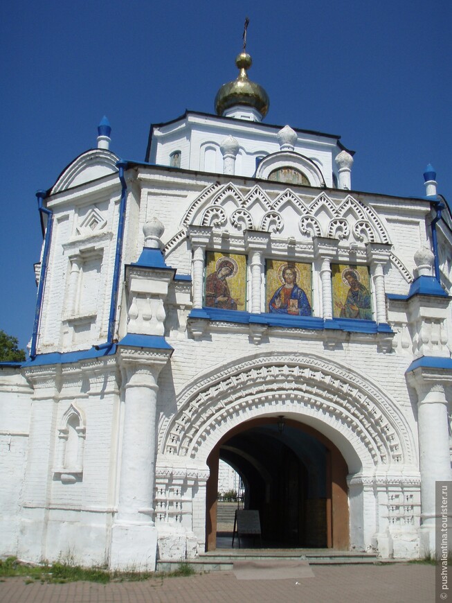 Вход в Свято-Николаевский мужской монастырь