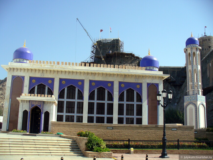 Мечеть возле дворца султана Кабуса.