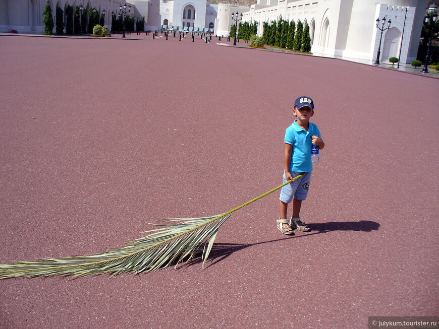 Мальчик с пальмовым листом.