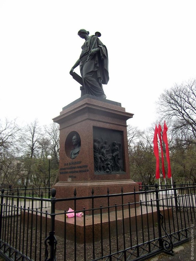 Памятник Н. М. Карамзину, автору Истории государства Российского