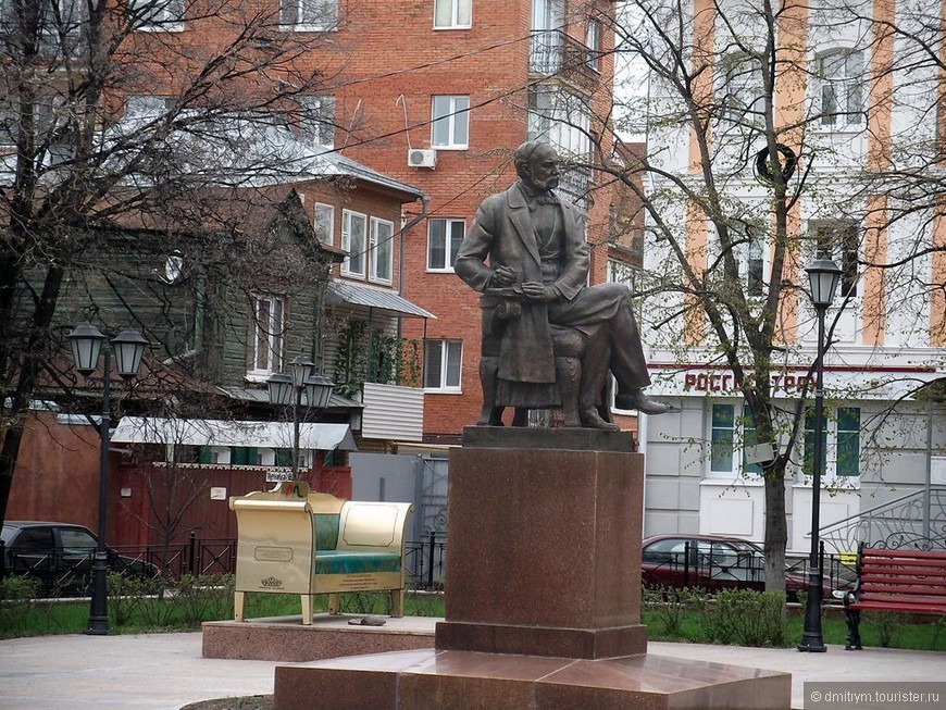 Памятник Гончарову (чуть далее диван Обломова и его тапочки)