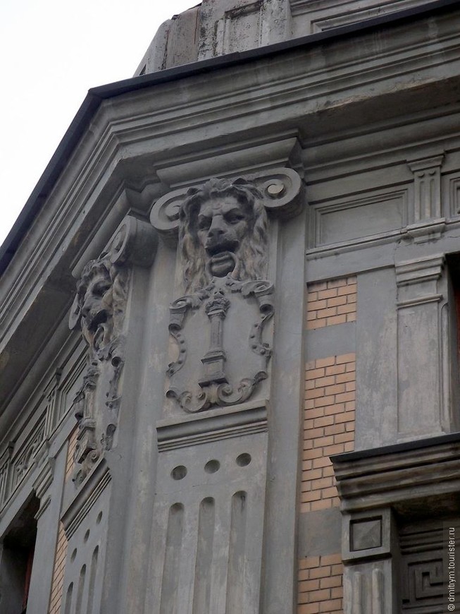 Герб Симбирска-Ульяновска на здании почтамта