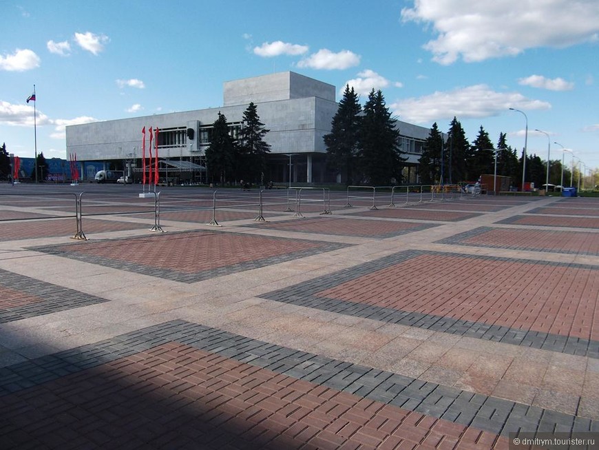 Площадь перед Мемцентром Ленина