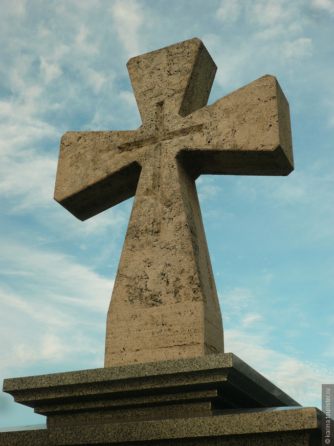 «Каменный крест. Именной символ Ставрополя. Установлен в 2000 году от Рождества Христова в честь основания города и наступления III тысячелетия».