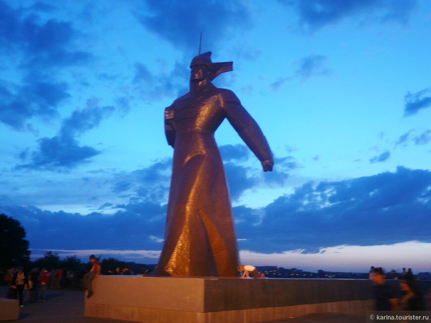 Монумент Буденновец на фоне заката.