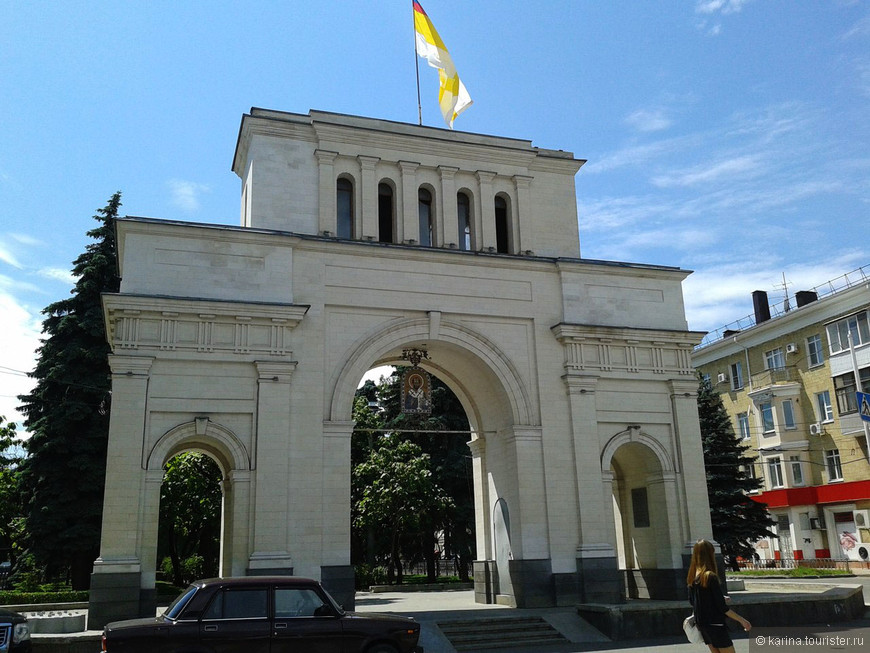 Триумфальная арка, бывшие Тифлисские Ворота. (Бульвар имени генерала Ермолова).
