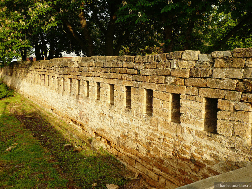 Фрагмент сохранившейся Крепостной стены.